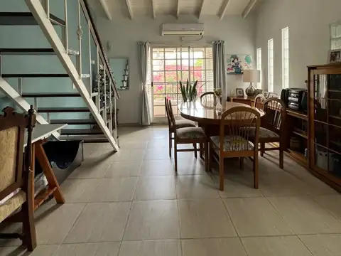 *HERMOSA CASA PH DE 3 AMB. CON BALCON CORRIDO AL FRENTE Y COCHERA EN 1ER PISO POR ESCALERA