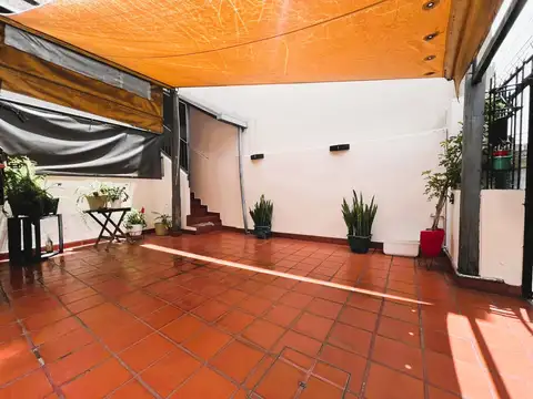 *HERMOSA CASA PH DE 3 AMB. CON BALCON CORRIDO AL FRENTE Y COCHERA EN 1ER PISO POR ESCALERA