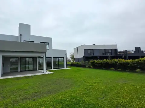 Casa 5 ambientes con 4 baños