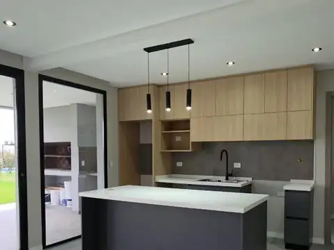 Casa en Alquiler con 6 cocheras