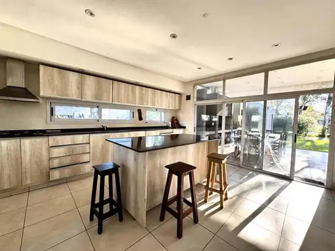 Casa 5 ambientes con 3 baños