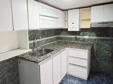 Casa 7 ambientes con 2 baños