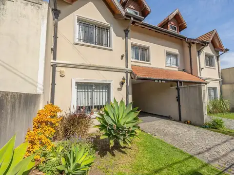 TRIPLEX EN VENTA EN ADROGUE JARDIN Y QUINCHO
