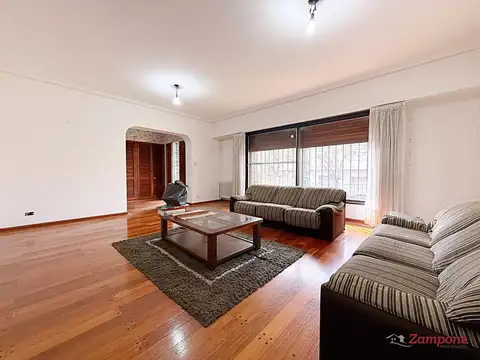 Casa 8 ambientes con 2 baños