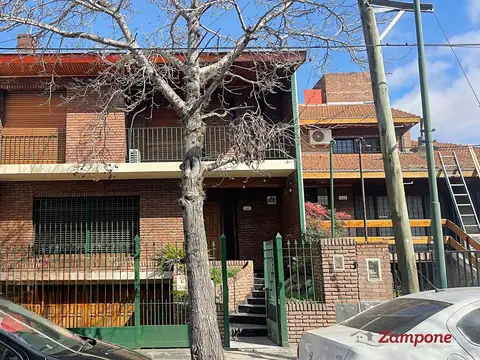 Casa  4 Ambientes con Jardín y Cochera en Venta — Excelente Ubicación en Martínez