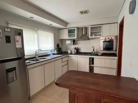 Casa en Venta con 3 cocheras