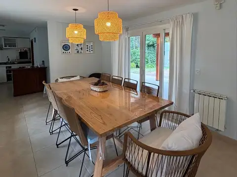 Casa 6 ambientes con 2 baños