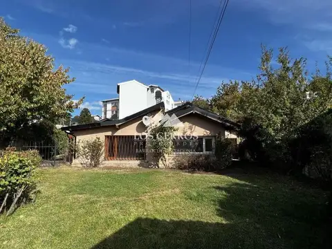 Casa en venta en San Carlos de Bariloche -  3 ambientes y local independiente
