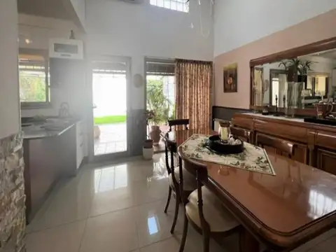 Casa 5 ambientes con 4 baños