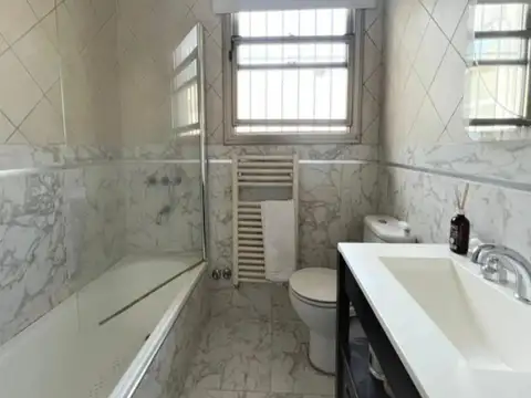 Casa. 5 ambientes. 4 baños. 2 cocheras cubiertas. Quincho/Galería. Parque. Barracas