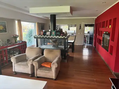 Casa 6 ambientes con 5 baños