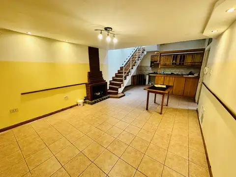 Casa en Alquiler con 2 cocheras