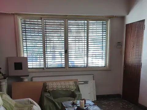 CASA EN ESQUINA DE 5 AMBIENTES CON PATIO,TERRAZAS Y QUINCHO
