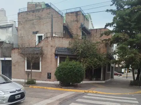 CASA EN ESQUINA DE 4 AMBIENTES + ESCRITORIO,TERRAZAS Y QUINCHO