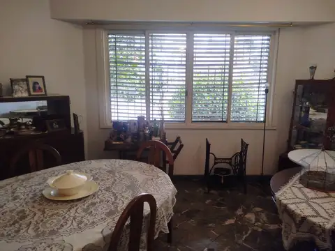 CASA EN ESQUINA DE 4 AMBIENTES + ESCRITORIO,TERRAZAS Y QUINCHO