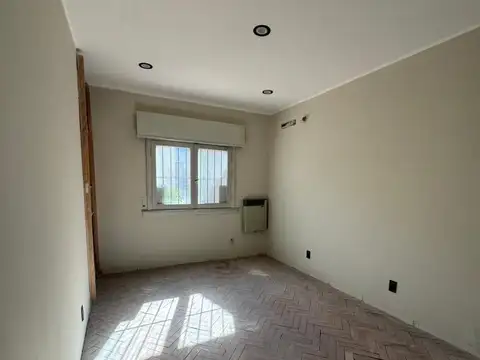 casa con detino comercial frente a la plaza Legislatura