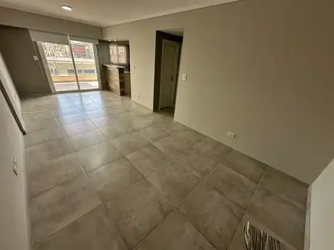 Venta de amplio tres ambientes de categoría en Wilde Centro