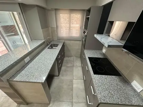 Venta de amplio tres ambientes de categoría en Wilde Centro