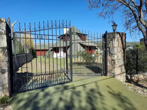 Casa en venta - 2 Dormitorios 3 Baños - 1.240Mts2 - Río Ceballos