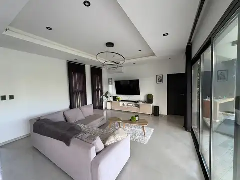 Casa en Venta con 3 cocheras