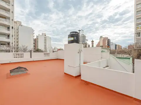 Casa en planta alta de 2 domitorios, patio y terraza exclusiva en Lourdes Rosario.
