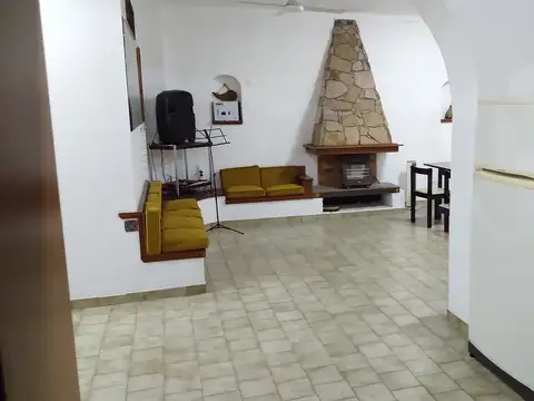 Casa 6 ambientes con 2 baños