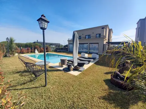 VENTA CASA DE CATEGORIA – BARRIO SAN RAMON – PILAR DEL ESTE