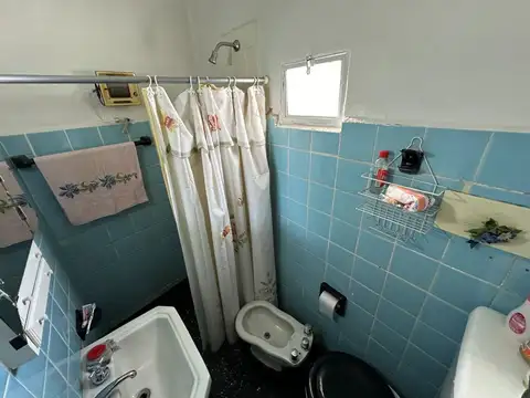 VENTA CASA 3 AMBIENTES CON COCHERA - CASTELAR