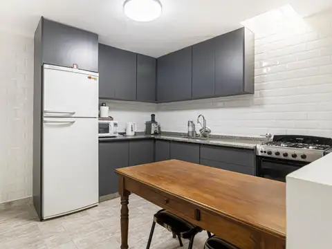 Casa de 4 ambientes con parque y cochera