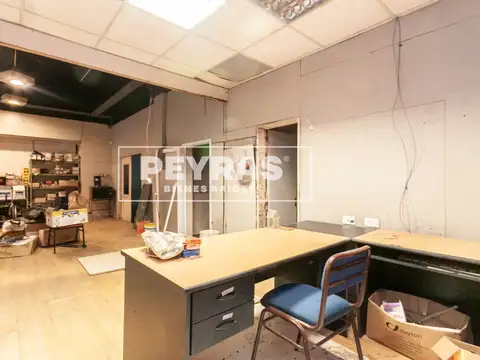 Local comercial con galpón sobre H. Yrigoyen. 445 m2 totales.