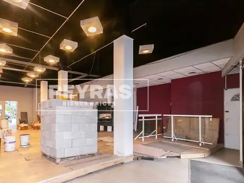Local comercial con galpón sobre H. Yrigoyen. 445 m2 totales.