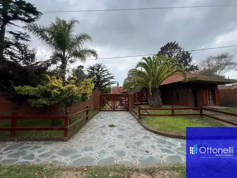 Casa en venta de 3 dormitorios c/ cochera en Costa Azul