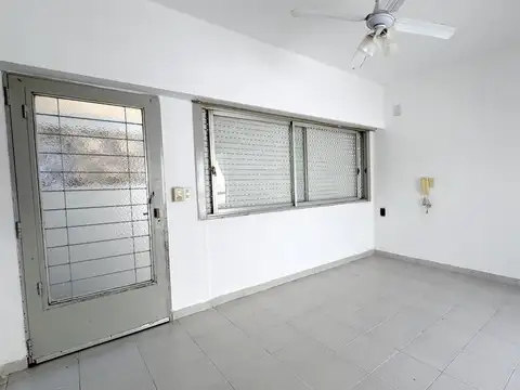 TIPO CASA 2 ambientes con patio. Financiación Directa