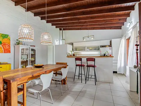 Casa en Venta 5 dormitorios entre caminos 21C 423 bis y 424  Permuta Dpto La Plata