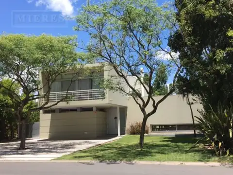 Casa en venta en el Barrio Santa Barbara, Bancalari.