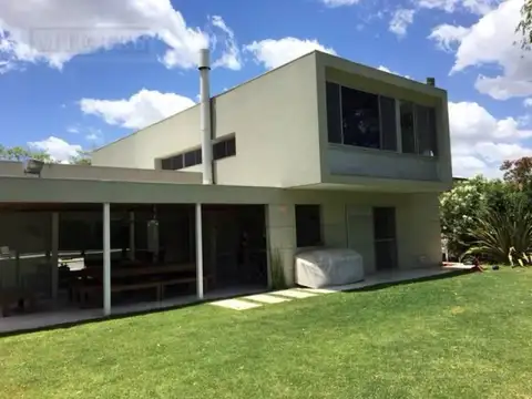Casa en venta en el Barrio Santa Barbara, Bancalari.