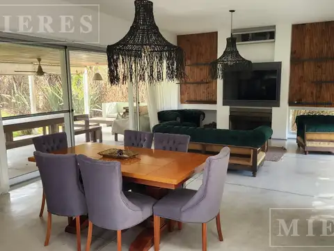 Casa 5 ambientes con 3 baños