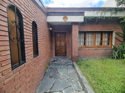 Casa en Pichincha - 4 habitaciones, cochera, jardín y pileta