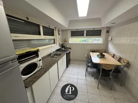 Casa 8 ambientes con 4 baños