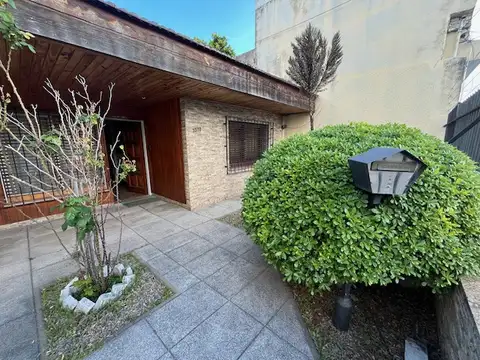 Vivienda Multifamiliar compuesta por Casa 4 Ambientes con Cochera + Depto 2 Ambientes . Lote 10 x 30 M