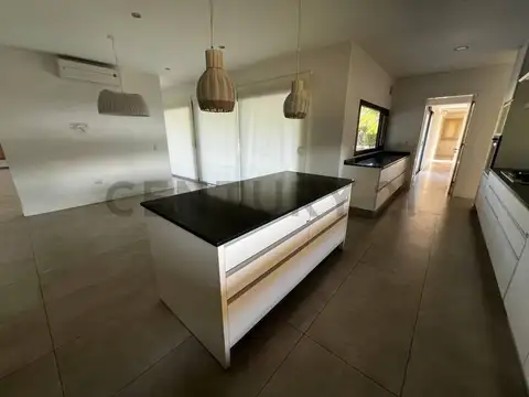 Casa en Alquiler con 2 cocheras