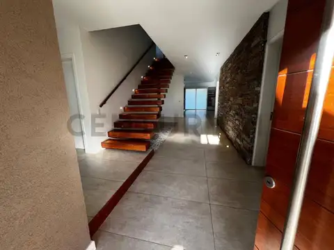 Casa 10 ambientes con 4 baños