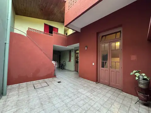 VENTA PH CON ENTRADA INDEP. PATIO Y TER. EN FLORES