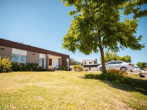 Casa 4 ambientes con 3 baños