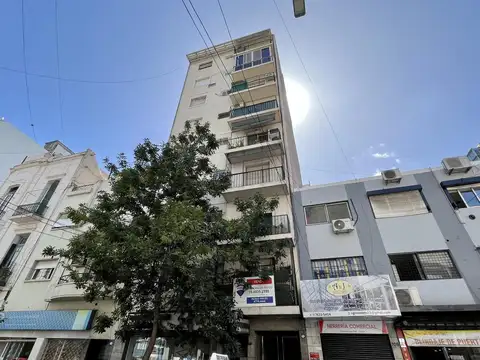 Comodisimo semipiso apto profesional en venta ubicado a una cuadra y media de Av. Córdoba.