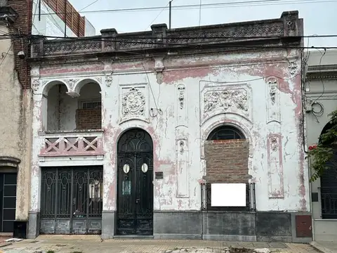 Casa a refaccionar con gran terreno 8,40x 54 mts.