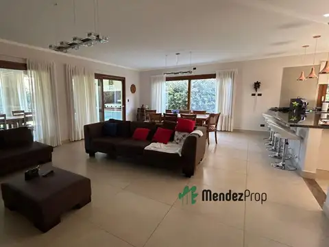Casa en Venta con 6 cocheras