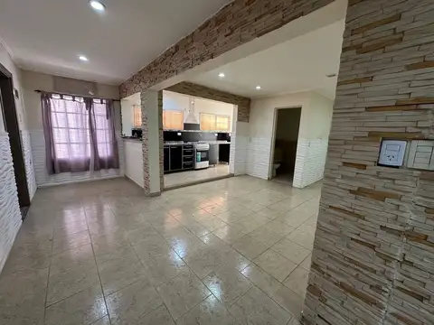 CASA 4 AMBIENTES PATIO GARAGE LOCAL