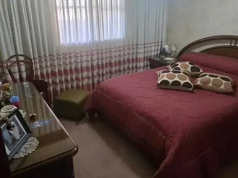 Casa 10 ambientes con 2 baños