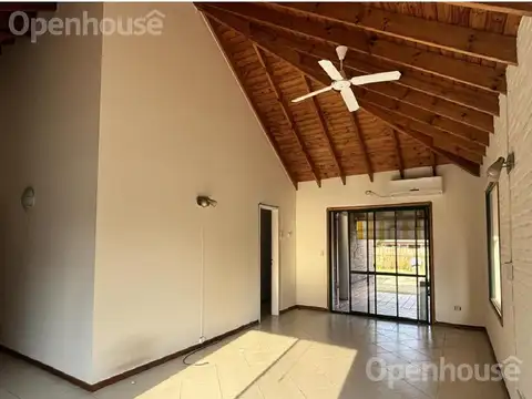 Casa 4 ambientes con 2 baños